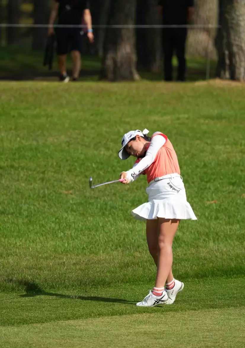 菅沼菜々のアイアンスイング連続写真（斜め前方）