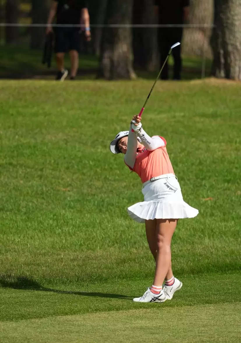 菅沼菜々のアイアンスイング連続写真（斜め前方）