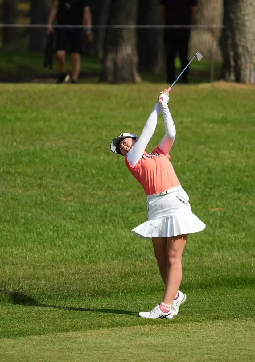 菅沼菜々のアイアンスイング連続写真（斜め前方）