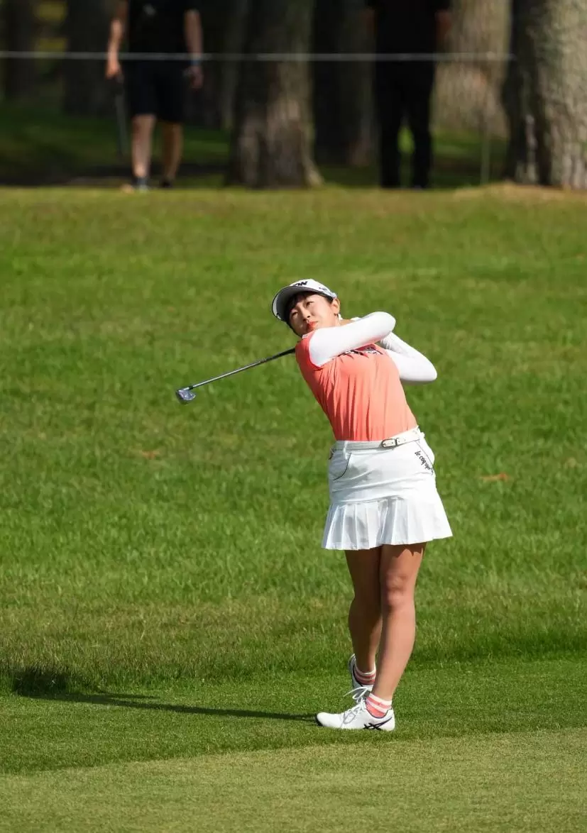 菅沼菜々のアイアンスイング連続写真（斜め前方）