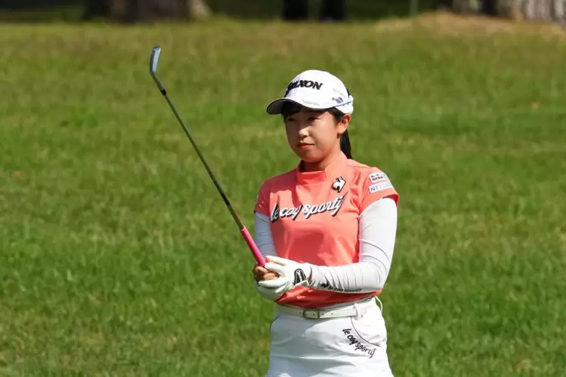 菅沼菜々のアイアンスイング連続写真（斜め前方）