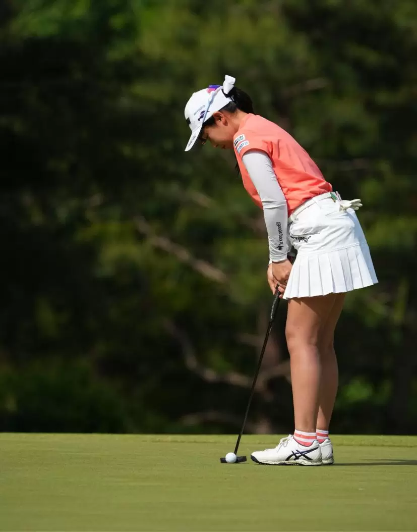菅沼菜々のパッティングストローク連続写真（斜め前方）