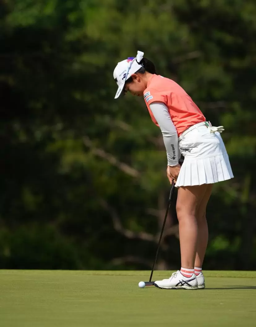 菅沼菜々のパッティングストローク連続写真（斜め前方）