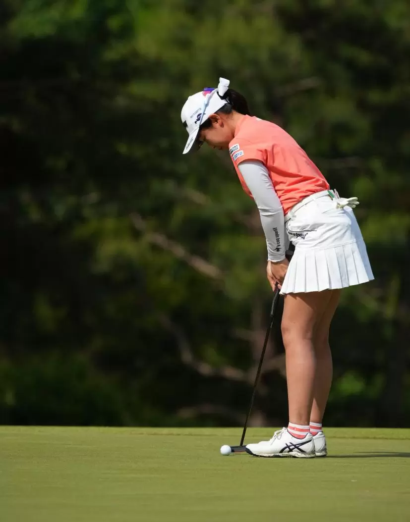 菅沼菜々のパッティングストローク連続写真（斜め前方）