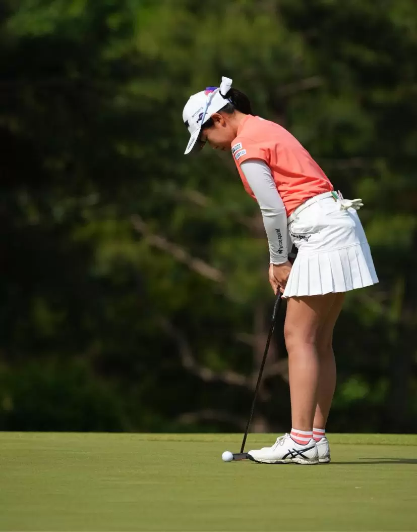 菅沼菜々のパッティングストローク連続写真（斜め前方）