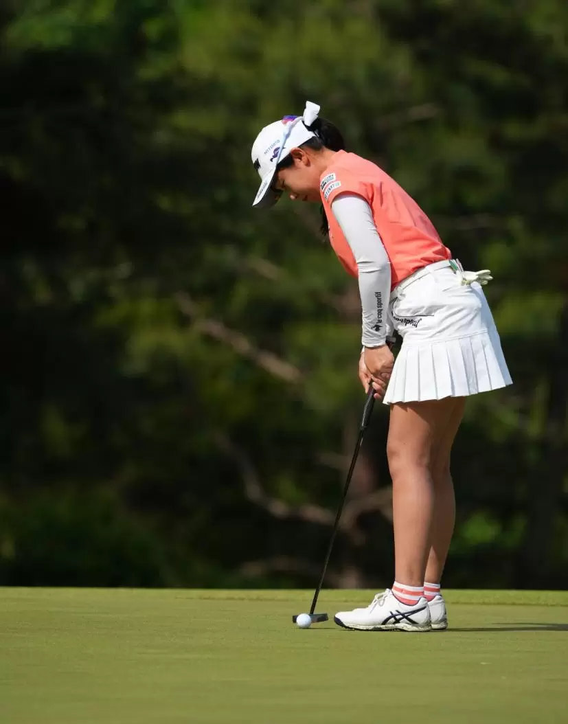 菅沼菜々のパッティングストローク連続写真（斜め前方）