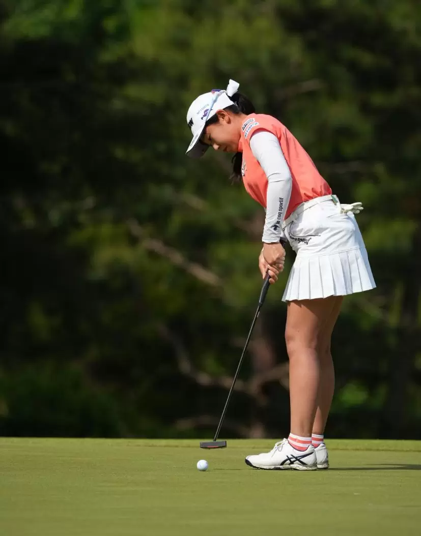 菅沼菜々のパッティングストローク連続写真（斜め前方）