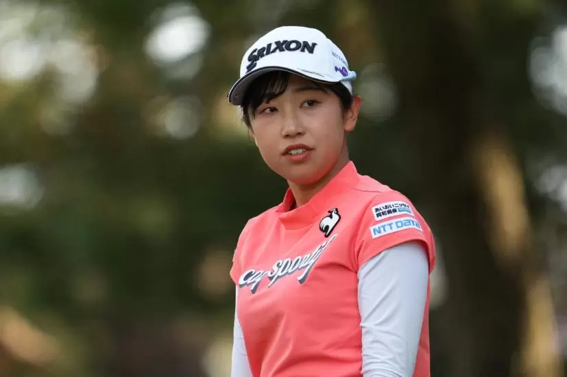 菅沼菜々のパッティングストローク連続写真（斜め前方）