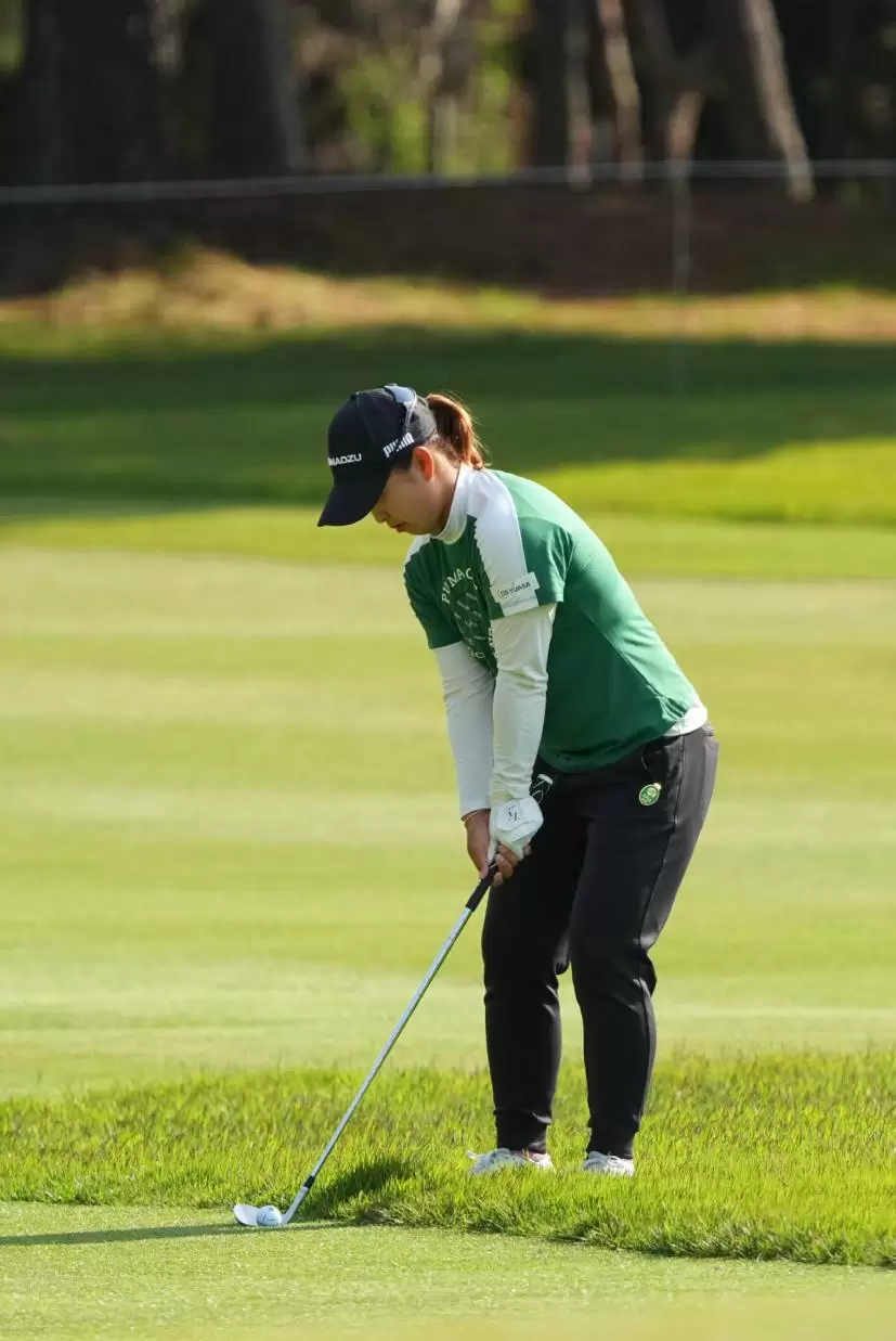 西郷真央のウェッジスイング（斜め前方）