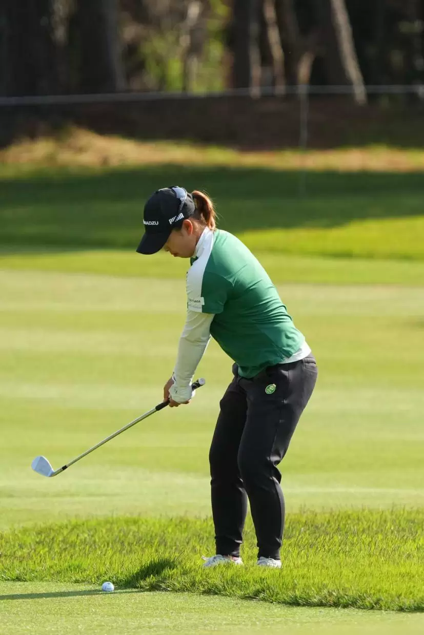 西郷真央のウェッジスイング（斜め前方）