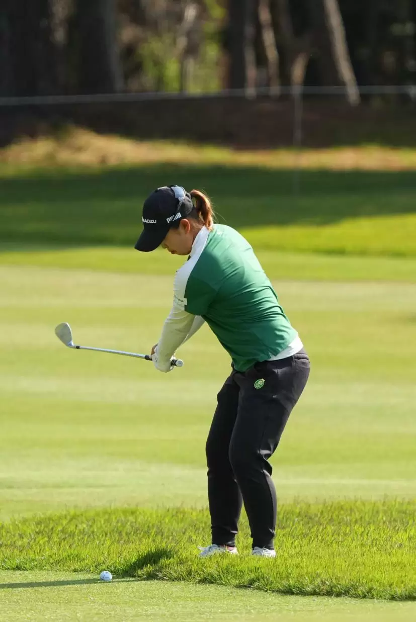 西郷真央のウェッジスイング（斜め前方）