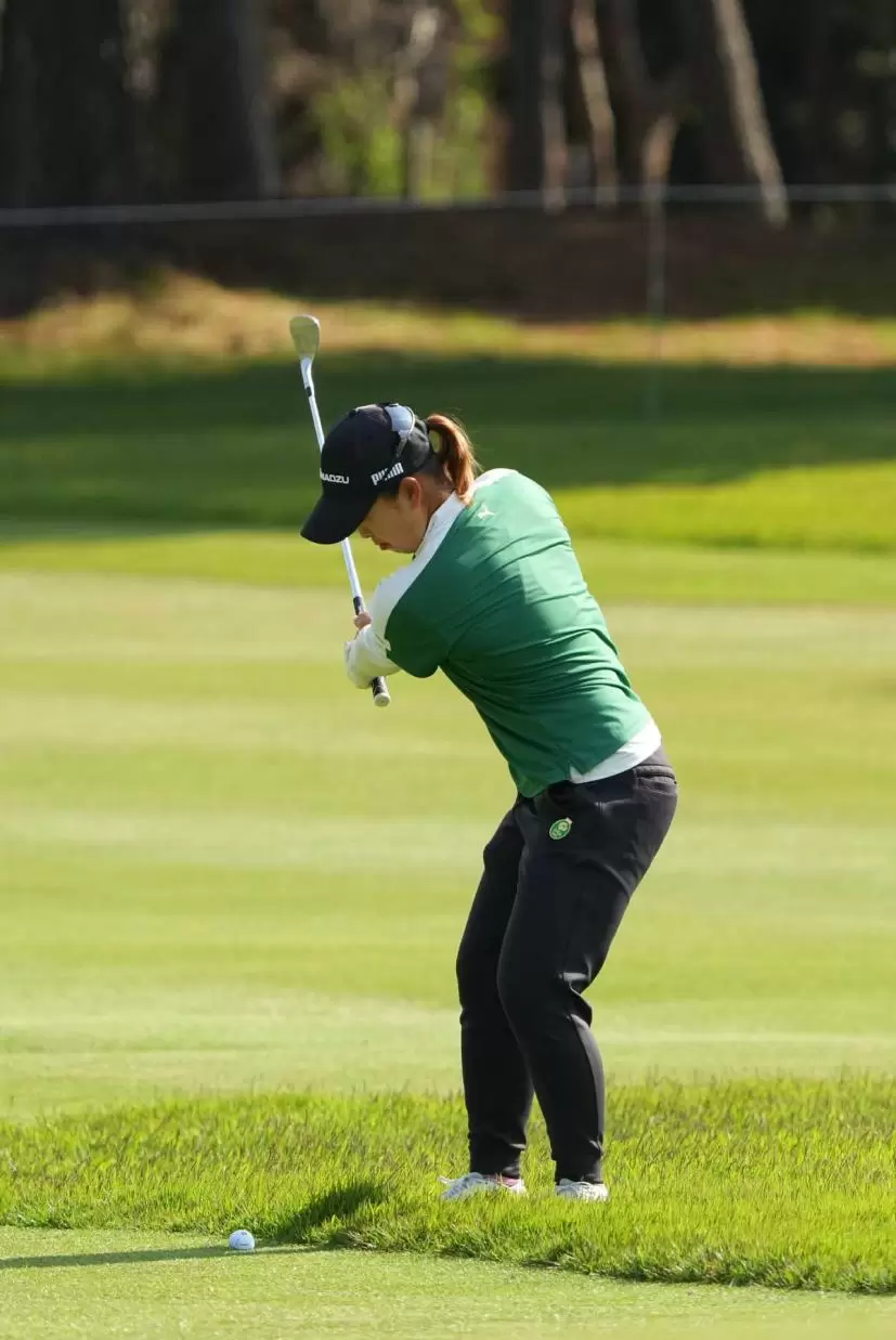 西郷真央のウェッジスイング（斜め前方）