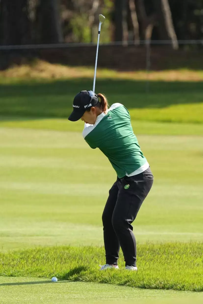 西郷真央のウェッジスイング（斜め前方）