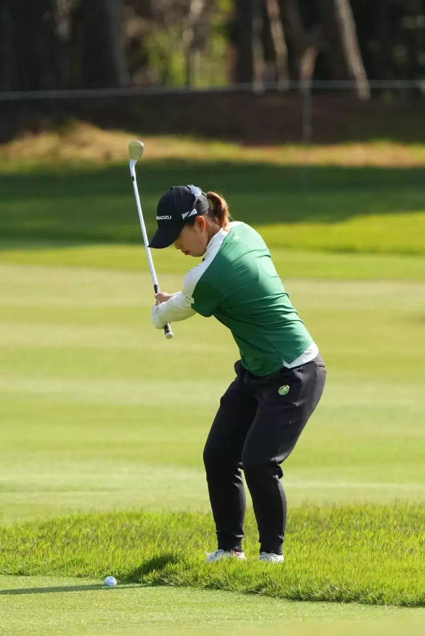 西郷真央のウェッジスイング（斜め前方）