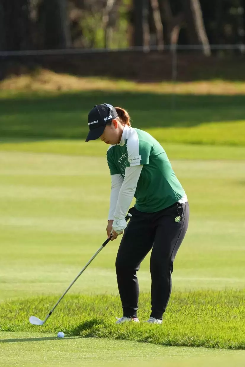 西郷真央のウェッジスイング（斜め前方）