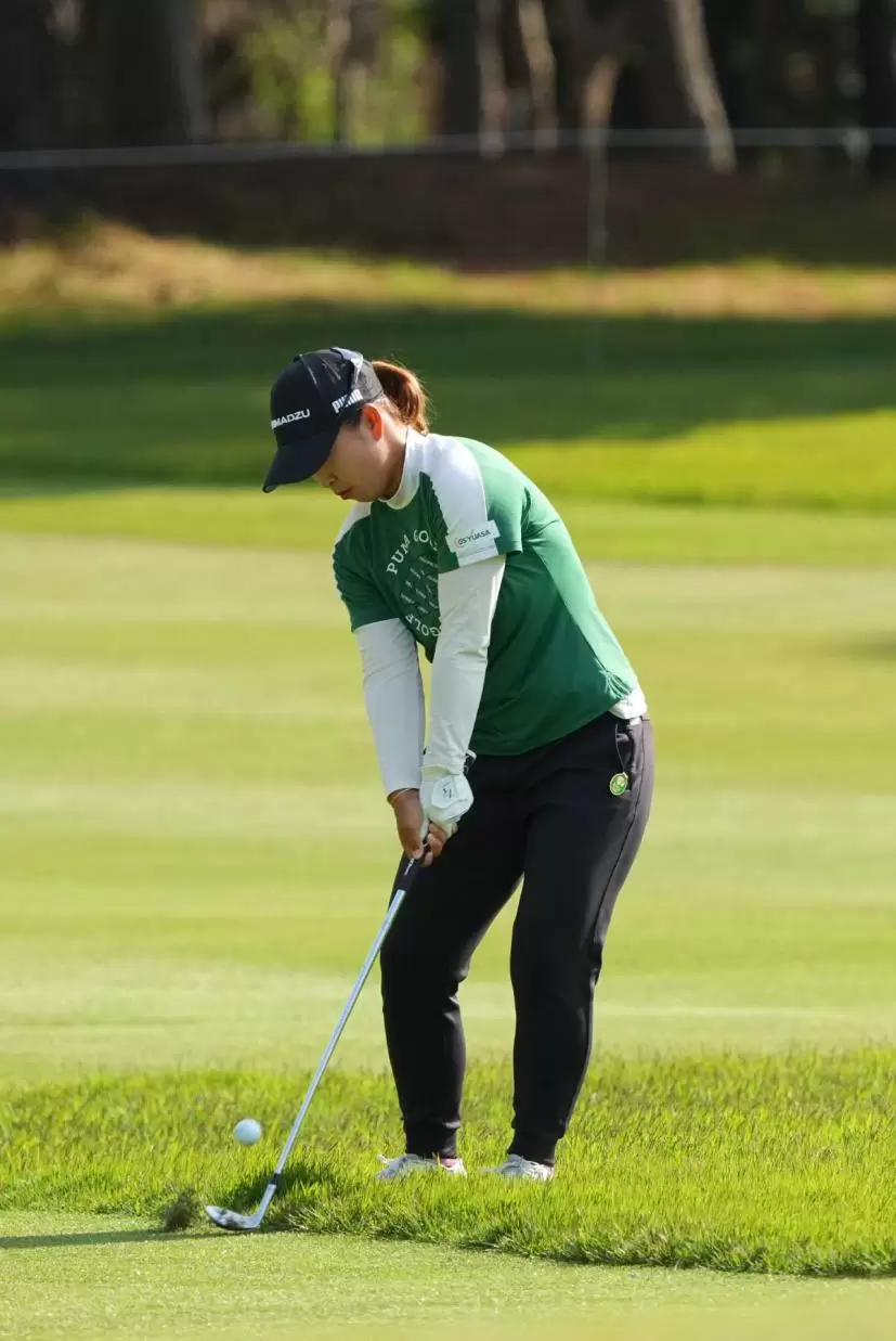 西郷真央のウェッジスイング（斜め前方）