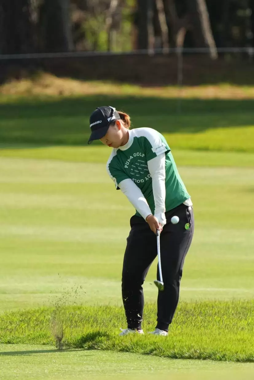 西郷真央のウェッジスイング（斜め前方）