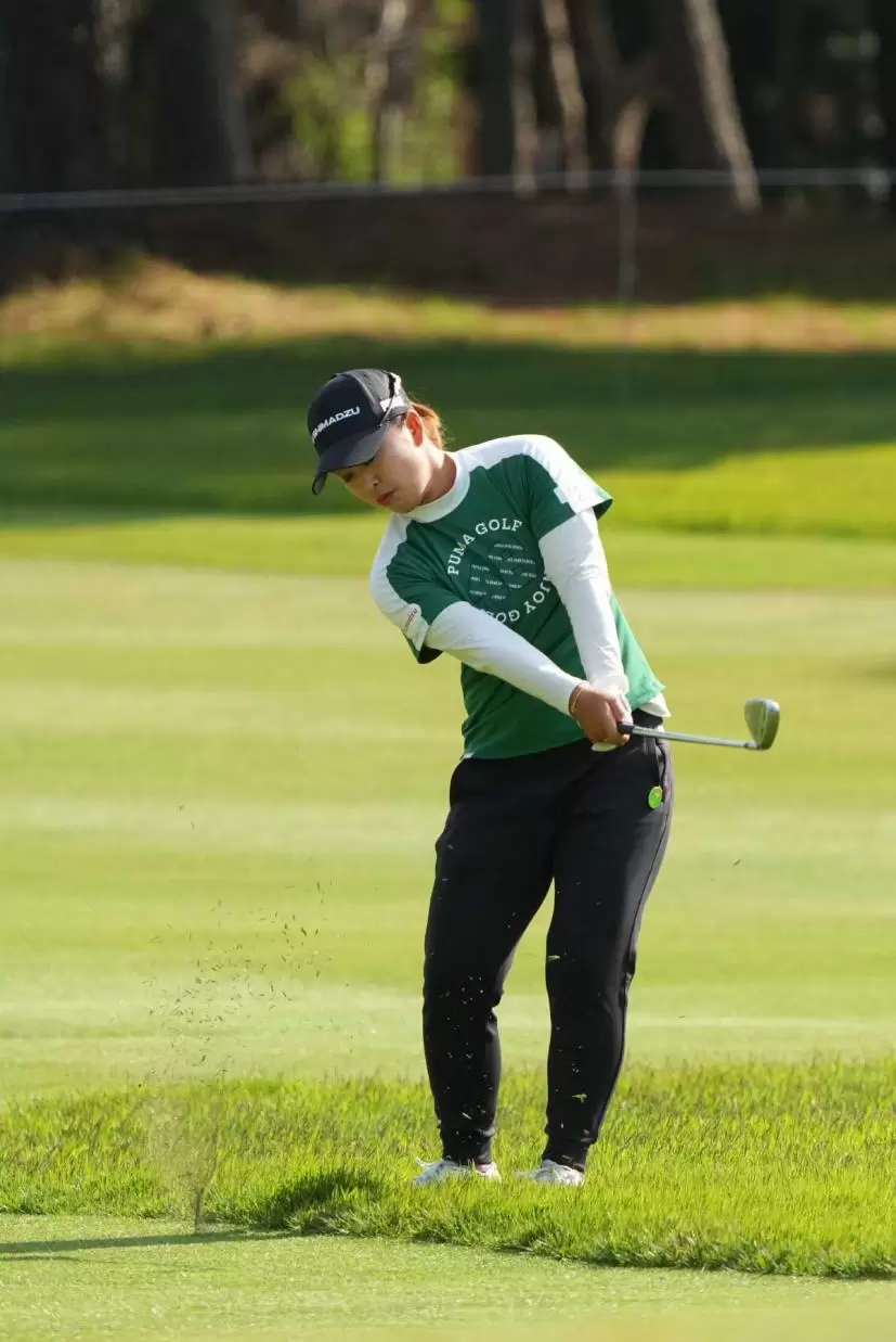 西郷真央のウェッジスイング（斜め前方）