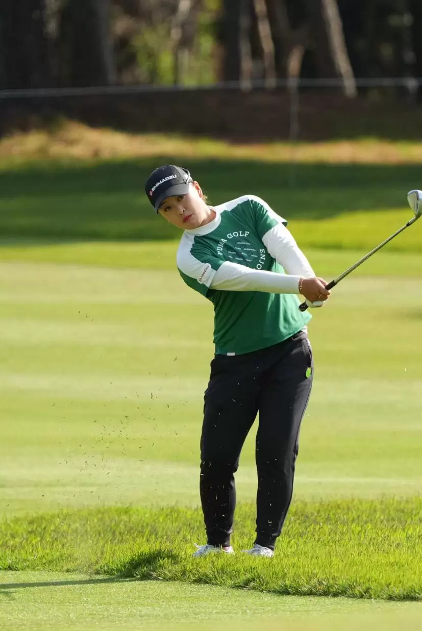 西郷真央のウェッジスイング（斜め前方）