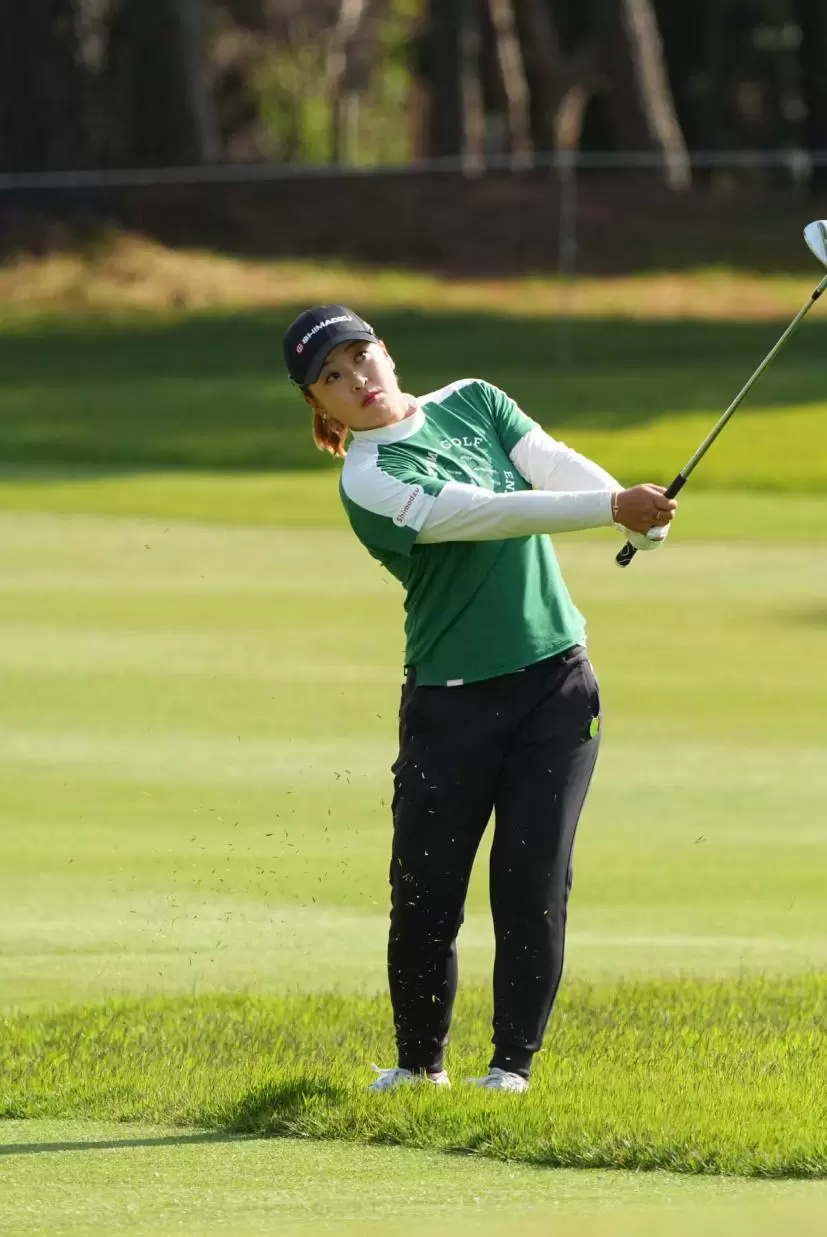 西郷真央のウェッジスイング（斜め前方）