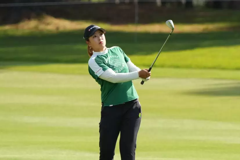 西郷真央のウェッジスイング連続写真（斜め前方）