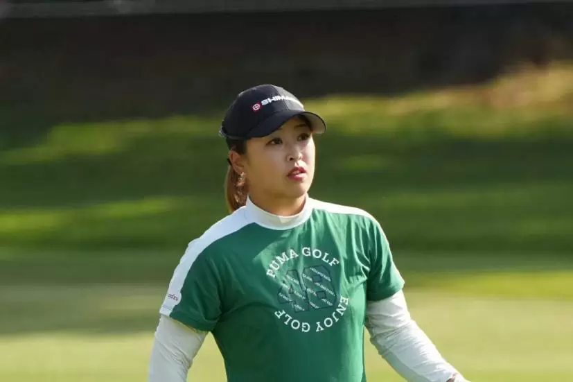 西郷真央のドライバースイング連続写真（後方）