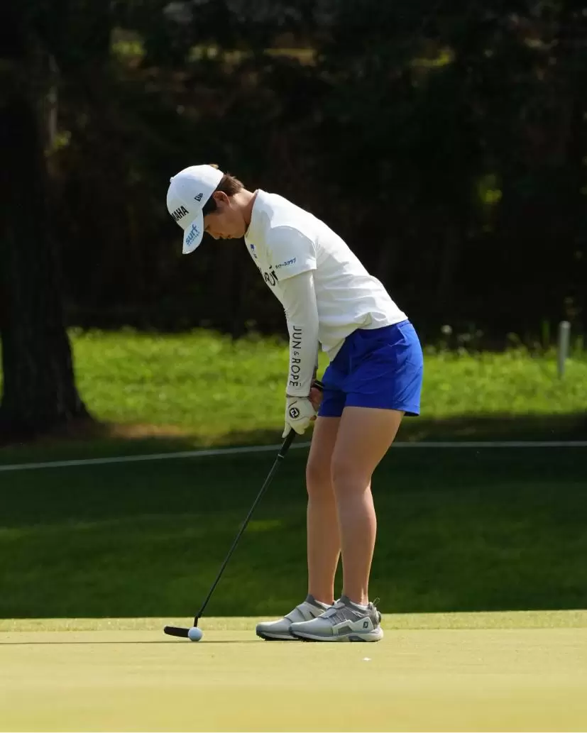 植竹希望のパッティングストローク（斜め前方）