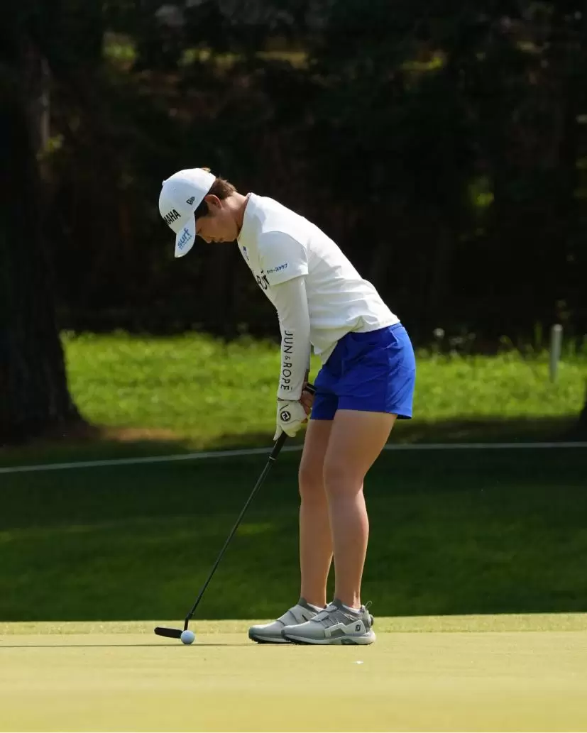 植竹希望のパッティングストローク（斜め前方）