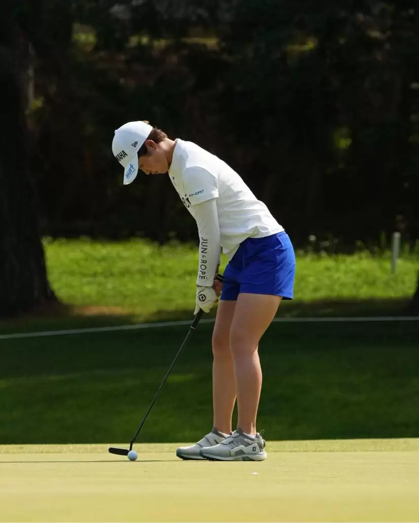 植竹希望のパッティングストローク（斜め前方）