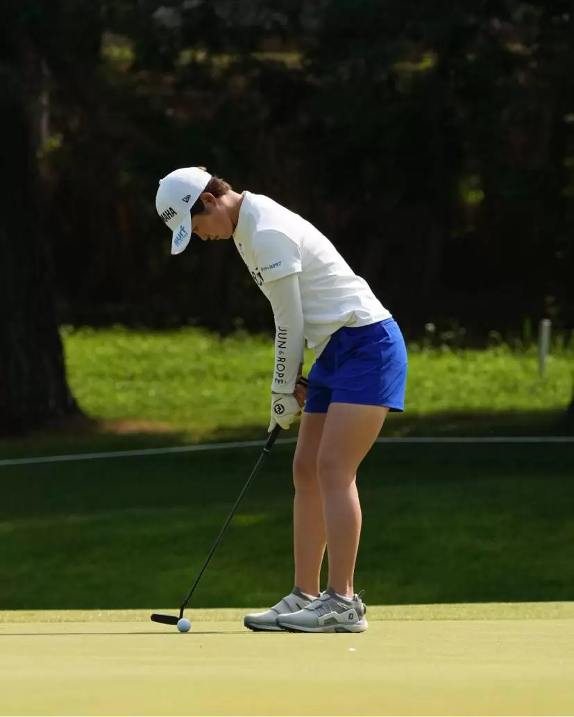 植竹希望のパッティングストローク（斜め前方）