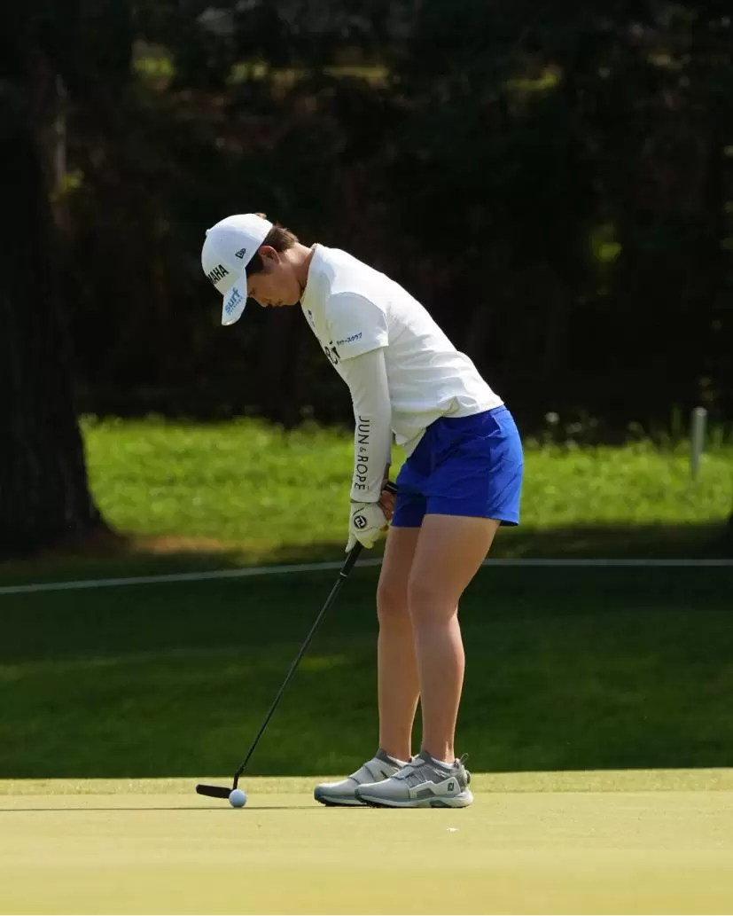 植竹希望のパッティングストローク（斜め前方）