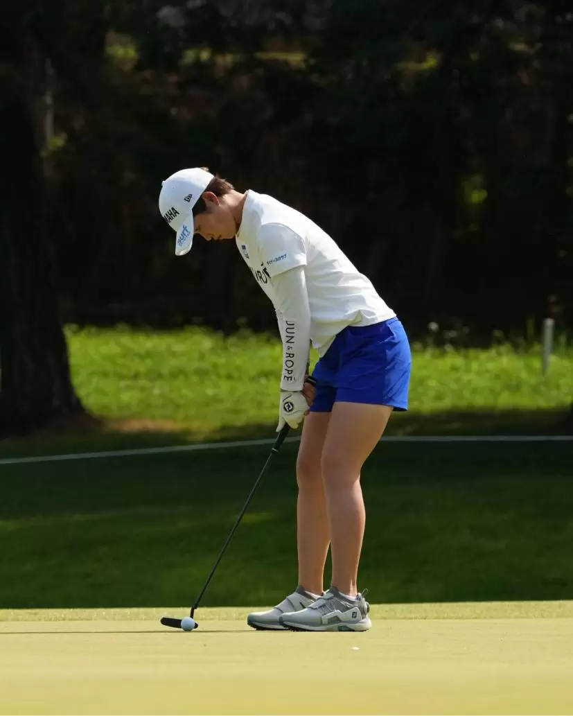 植竹希望のパッティングストローク（斜め前方）