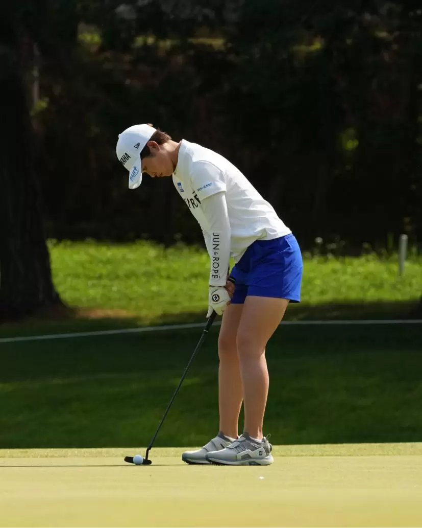 植竹希望のパッティングストローク（斜め前方）