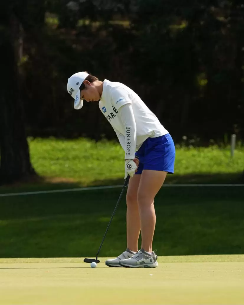 植竹希望のパッティングストローク（斜め前方）