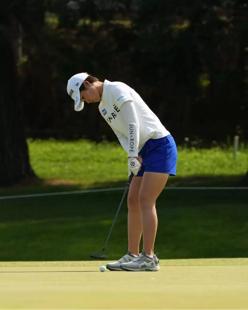 植竹希望のパッティングストローク（斜め前方）