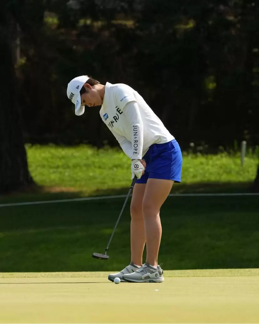 植竹希望のパッティングストローク（斜め前方）