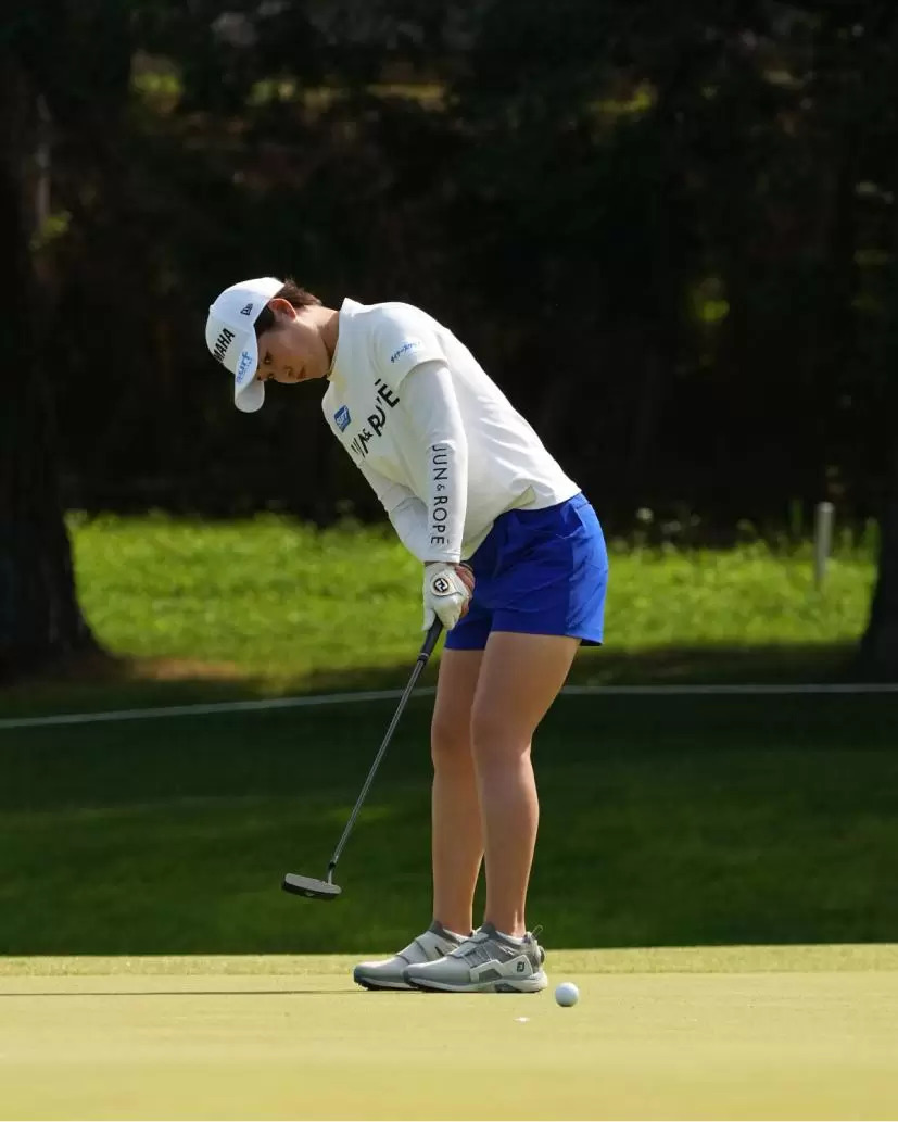 植竹希望のパッティングストローク（斜め前方）