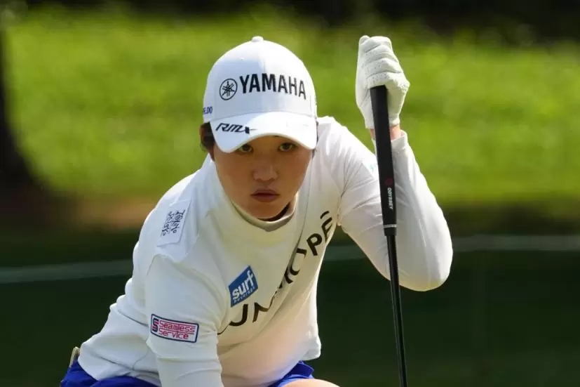 植竹希望のパッティングストローク（斜め前方）