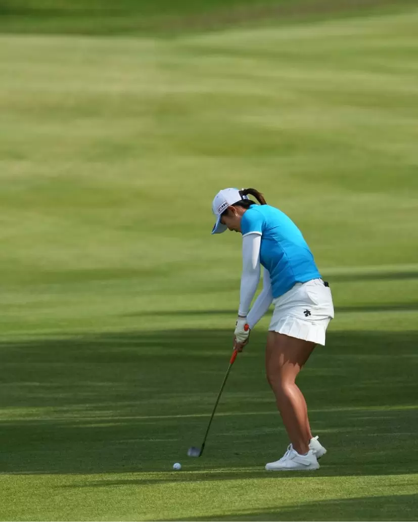 渡邉彩香のアイアンスイング（斜め前方）