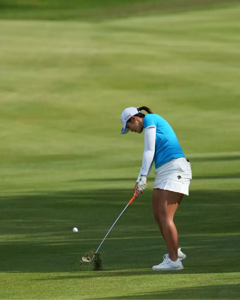 渡邉彩香のアイアンスイング（斜め前方）