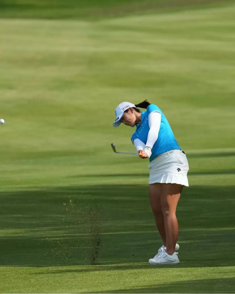 渡邉彩香のアイアンスイング（斜め前方）