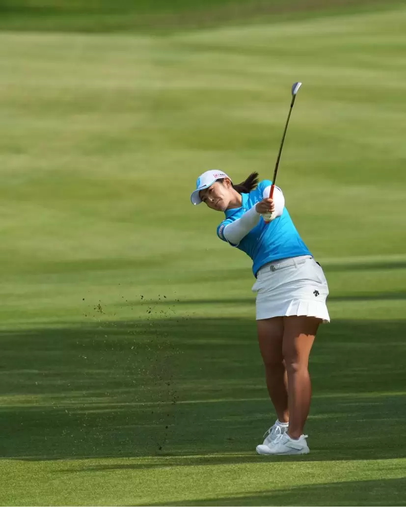 渡邉彩香のアイアンスイング（斜め前方）