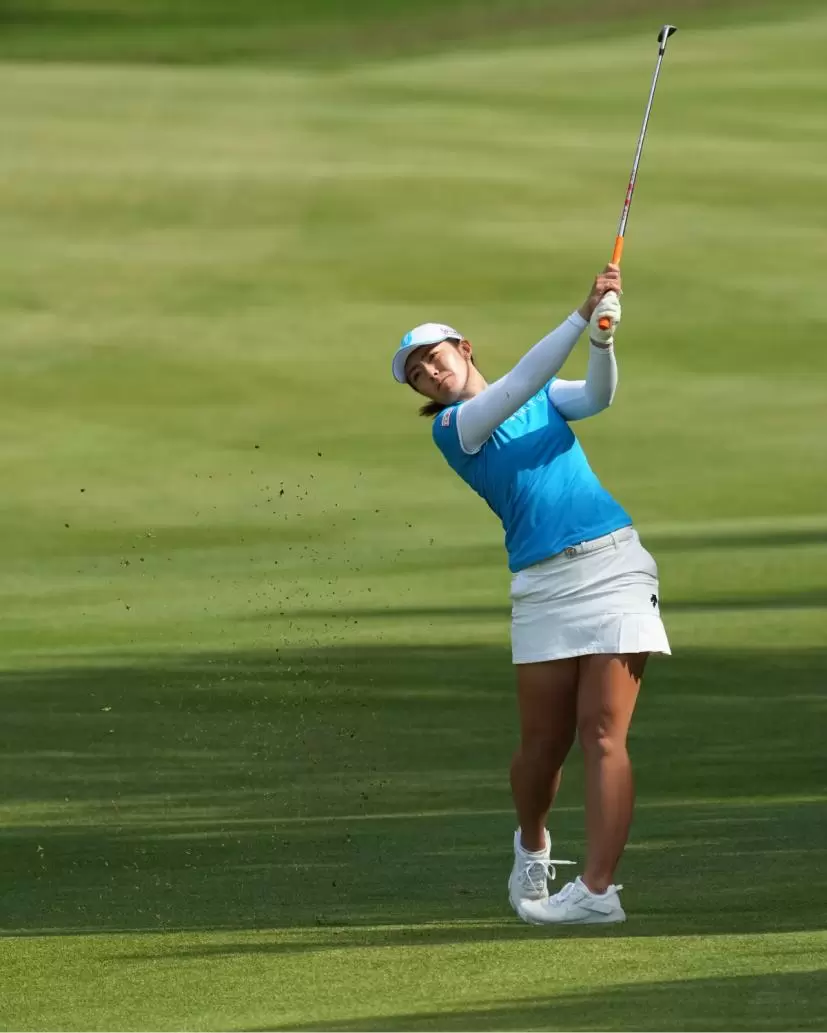 渡邉彩香のアイアンスイング（斜め前方）