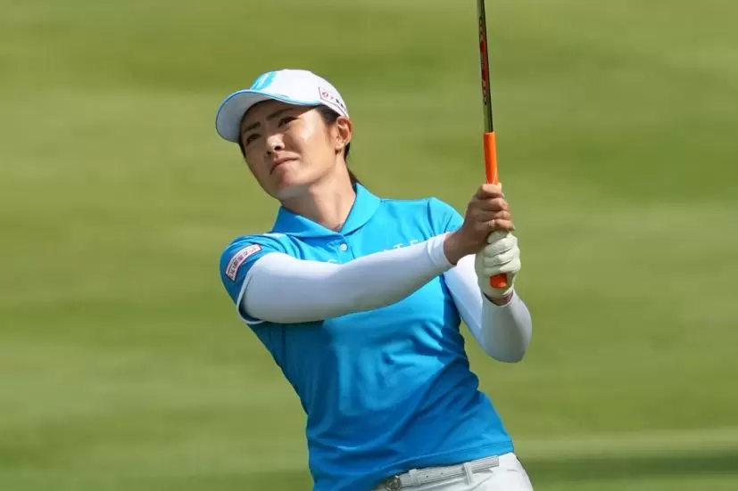 渡邉彩香のアイアンスイング（斜め前方）