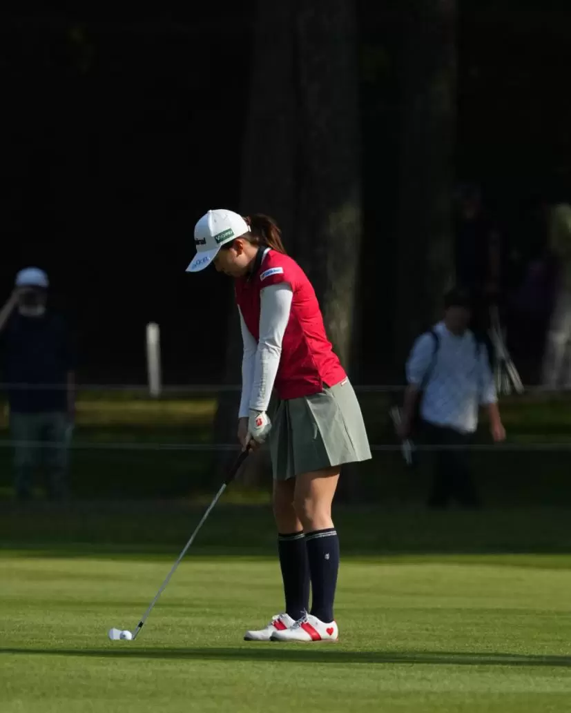 堀琴音のアイアンスイング（斜め前方）