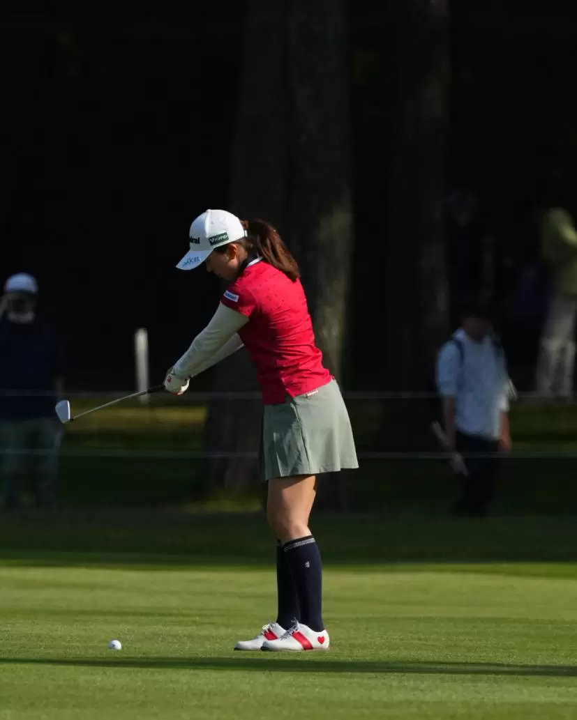 堀琴音のアイアンスイング（斜め前方）