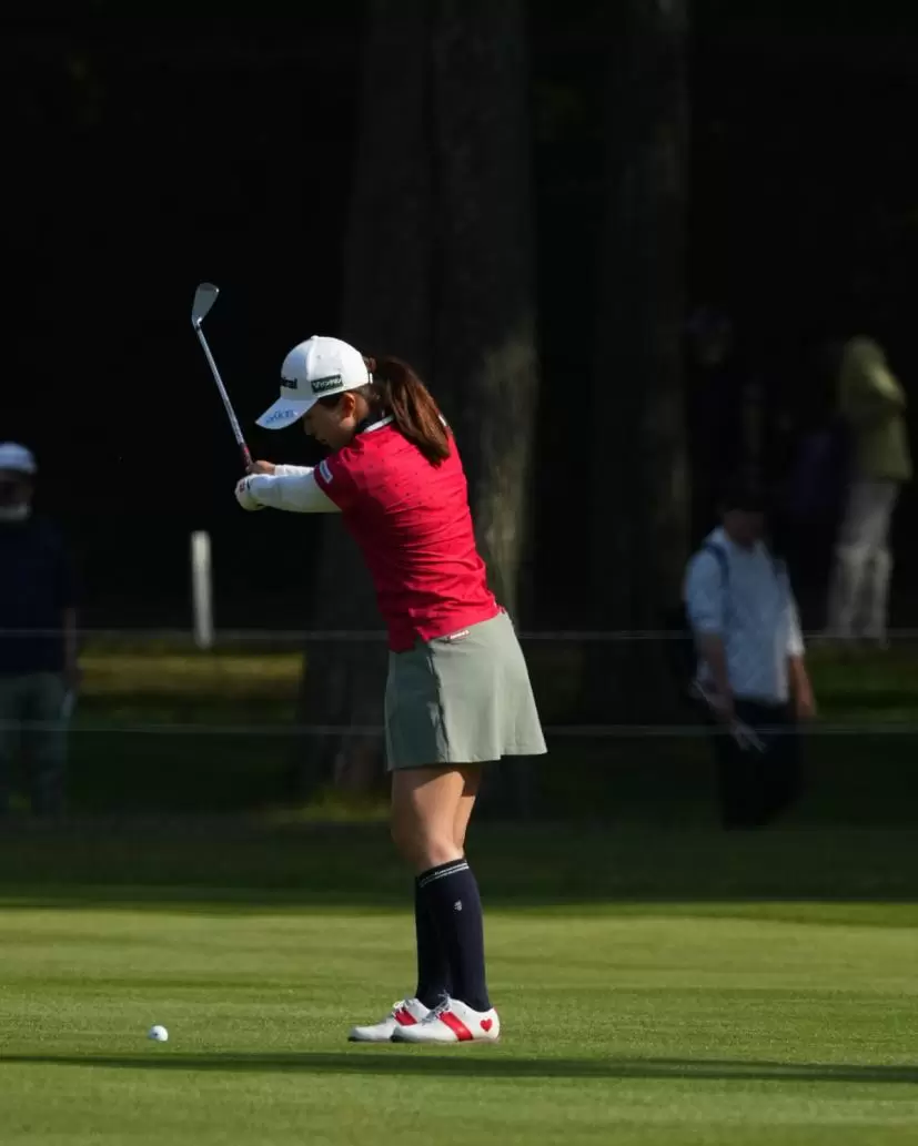 堀琴音のアイアンスイング（斜め前方）