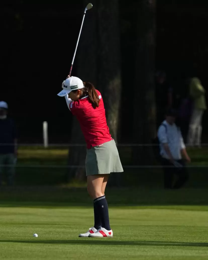 堀琴音のアイアンスイング（斜め前方）