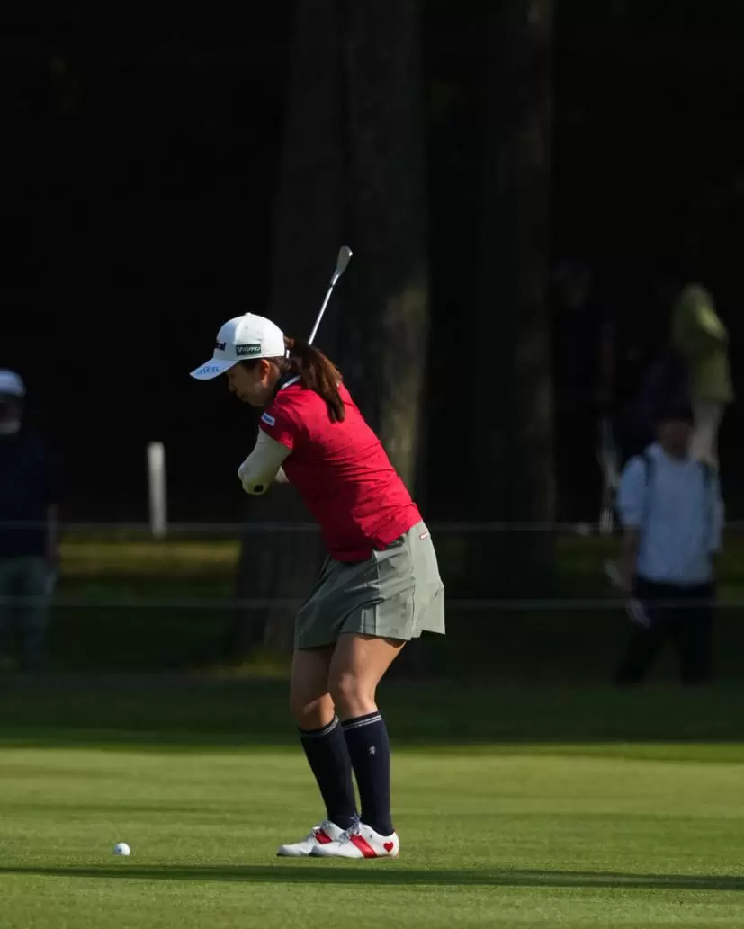 堀琴音のアイアンスイング（斜め前方）