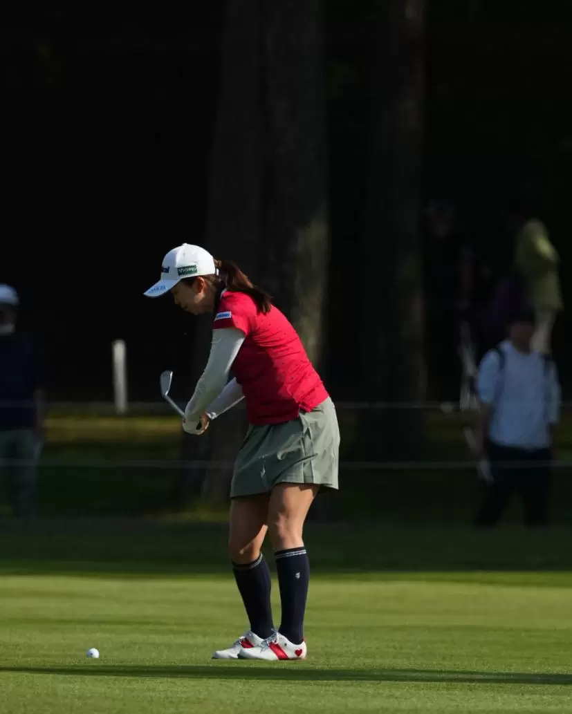 堀琴音のアイアンスイング（斜め前方）